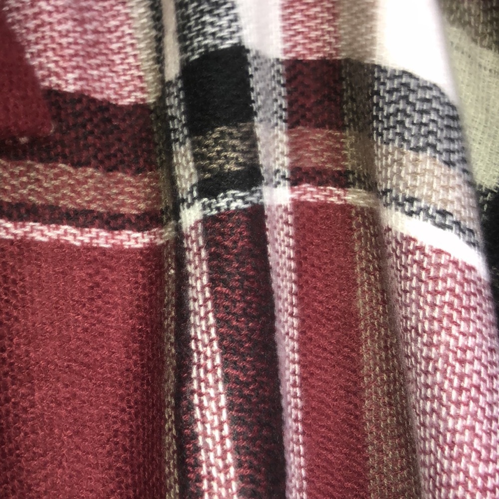 🟢 red plaid scarf